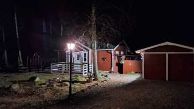 Höstkväll i november
Stugan lyses upp i mörkret
